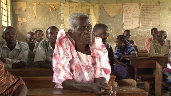 Vertriebene in Mubende/Uganda bei einer Versammlung