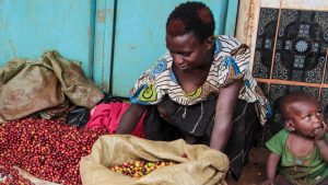 Frauen sortieren Kaffee in Kibanda - die Kinder sind immer dabei