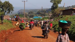 Kurz hinter Kamu-Market: Die Menschen transportieren ihre Waren und Einkäufe