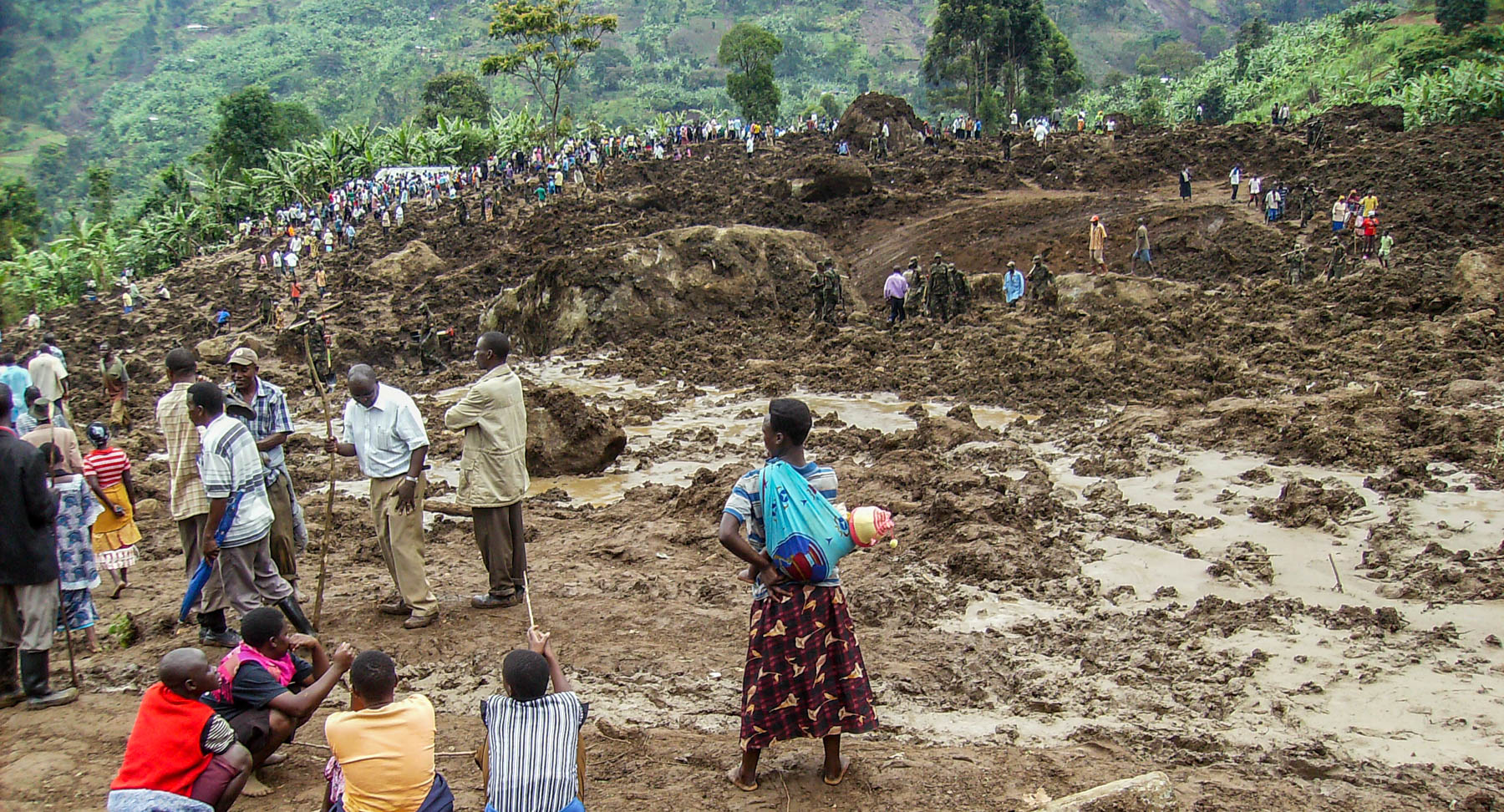 Dramatischer Bergrutsch in Uganda - Überlebende suchen verschüttete Opfer