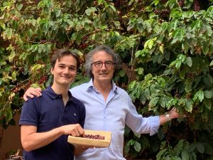 Vater und Sohn Morettino vor ihren Kaffbäumen auf Sizilien - Quelle: Website Morettino